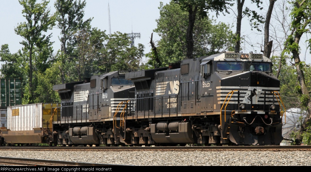 NS 9925 leads train 214 northbound